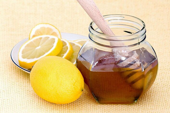 الليمون والعسل من مكونات القناع الذي يعمل على تفتيح بشرة الوجه بشكل مثالي