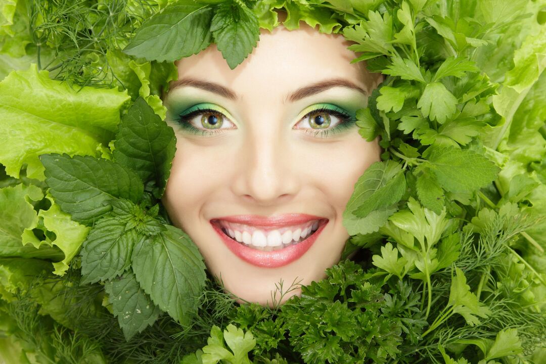 بشرة وجه شابة وصحية وجميلة بفضل استخدام الأعشاب المفيدة